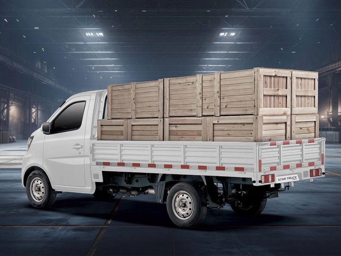 Startruck chargé de caisses en bois sur toute la longueur du plateau